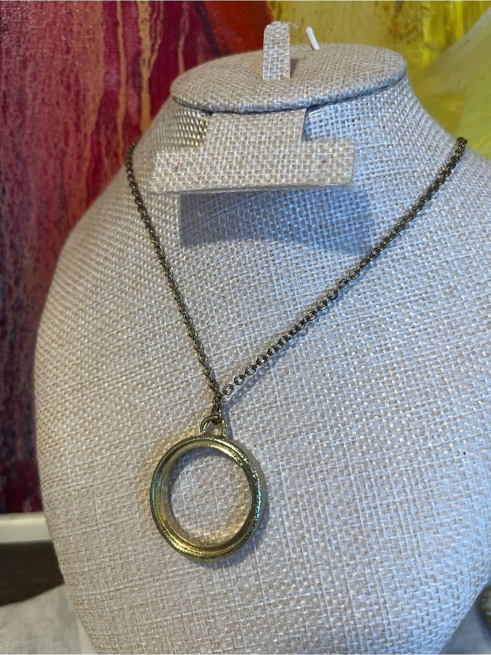 🌈 3/$10 Estate Gold-Tone Round Pendant Necklace